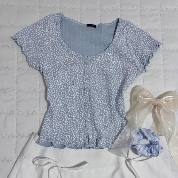 brandy melville floral button up top!! 

one size - Picture 2 of 3